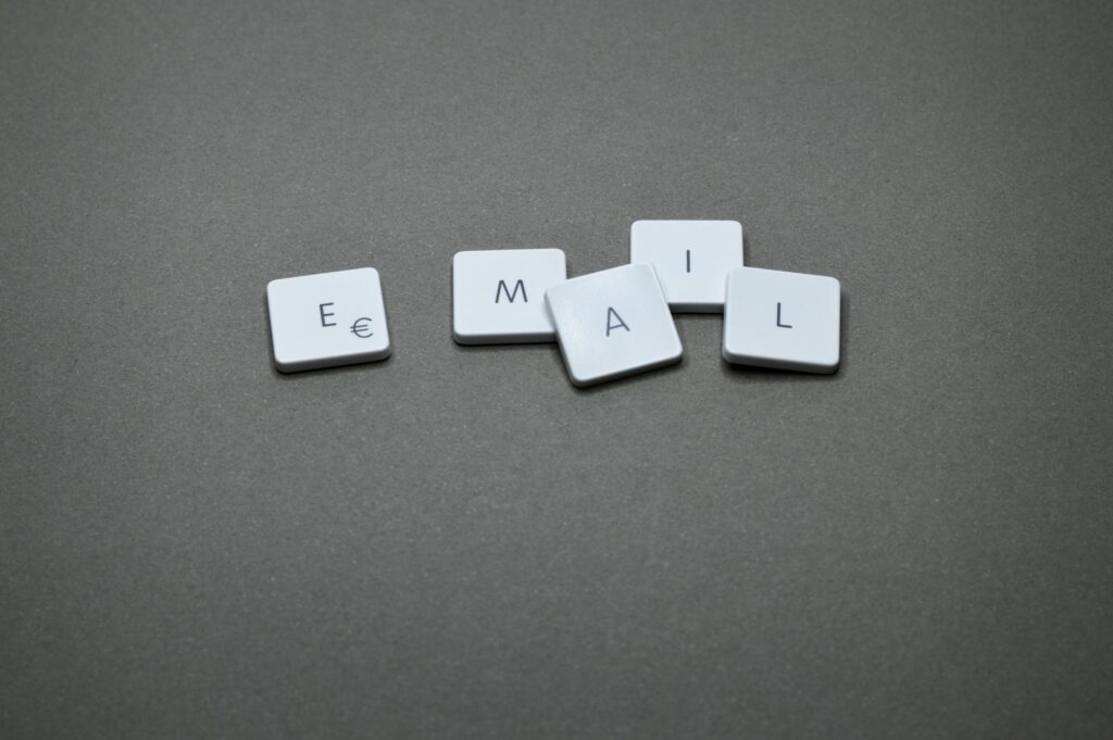 Astuce éco-responsable pour être une entreprise-durable.
Pièces de scrabble sur fond gris formant le mot email